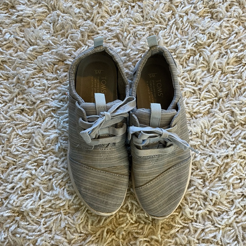 TOMS sneakers 🖤